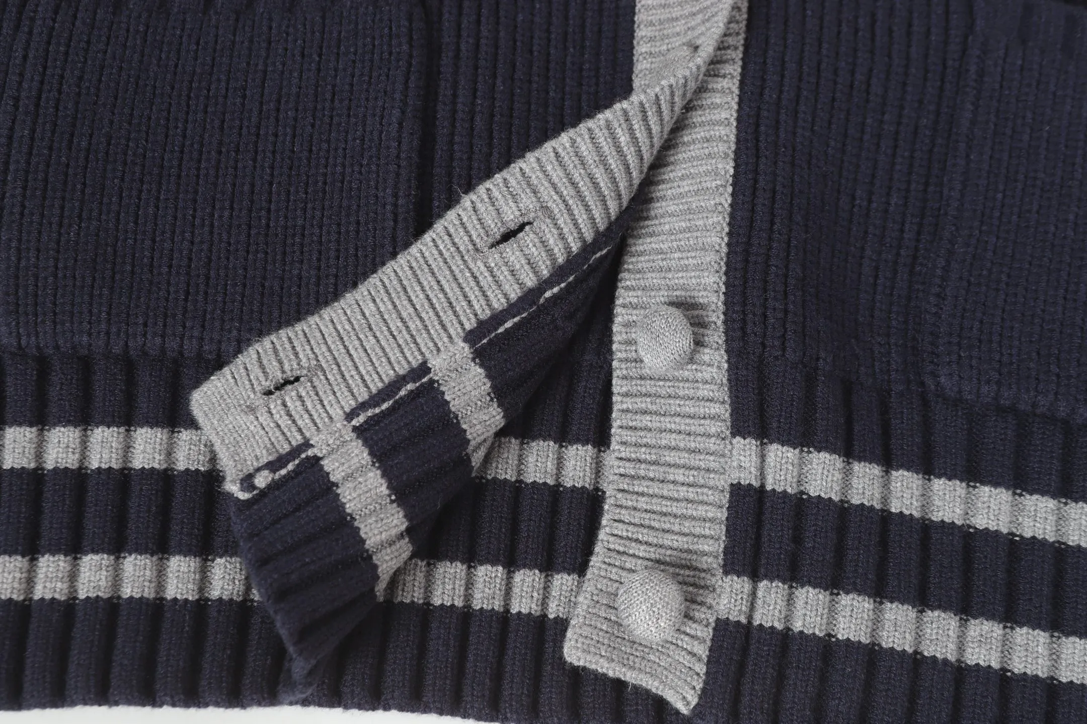 THOM BROWNE · Logo V ：Dark Blue Gray Size：S M L Thom Browne 1965 ， 1997 。 Giorgio Armani ， Club Monaco ， 。Browne ， 、 。 ， 。 Thom Browne Classic ， 、 Classic。